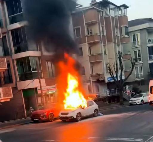 Alev topuna dönen araç, 7 araca çarptı 2